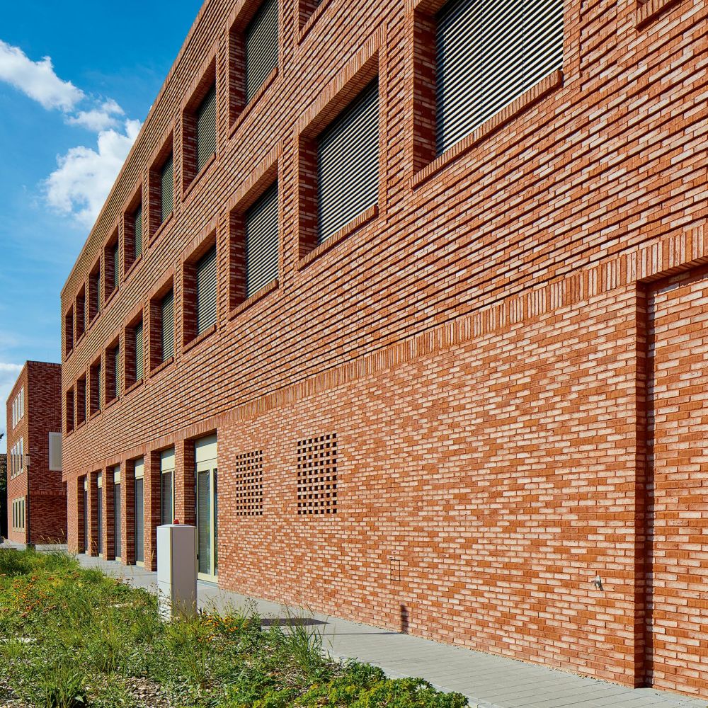 Schule in Neutraubling mit Wasserstrich-Verblend-Ziegel von FaBö