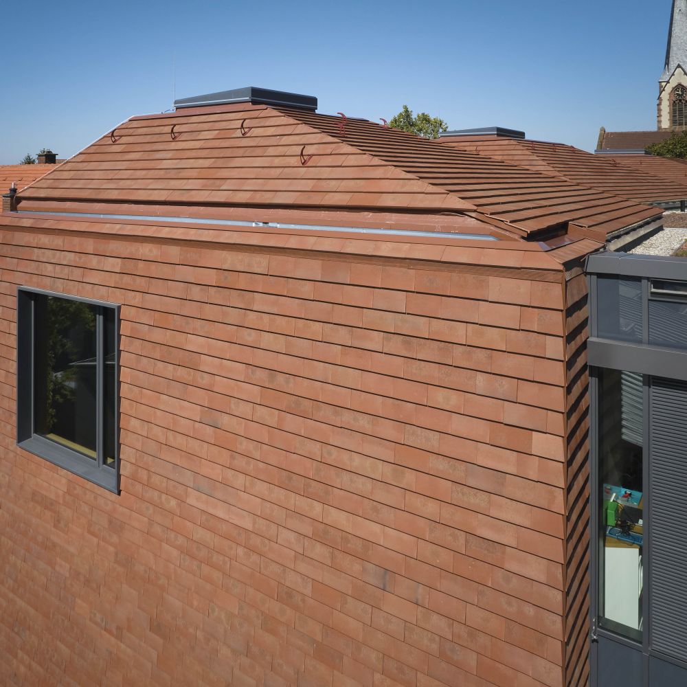Schule in Heidelberg mit keramischen Fassadenplatten von FaBö