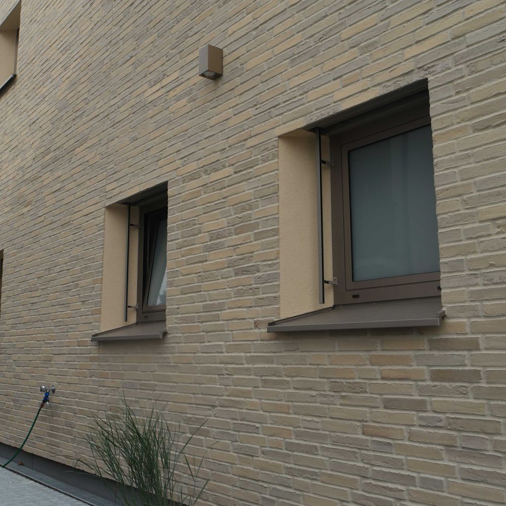 Geschäftsgebäude in Möglingen mit Riemchen von FaBö