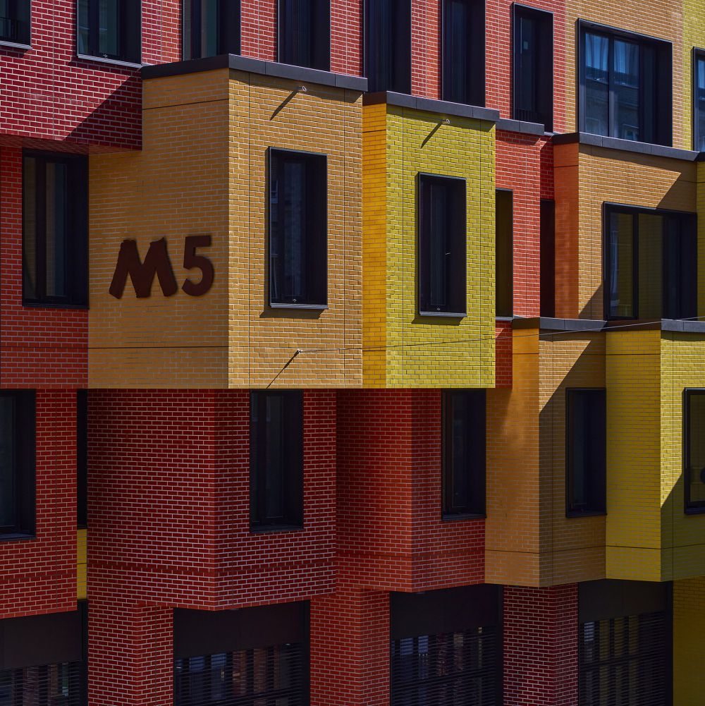 Wohn- und Geschäftshaus in München mit Glasur-Keramik / 3D-Keramik von FaBö