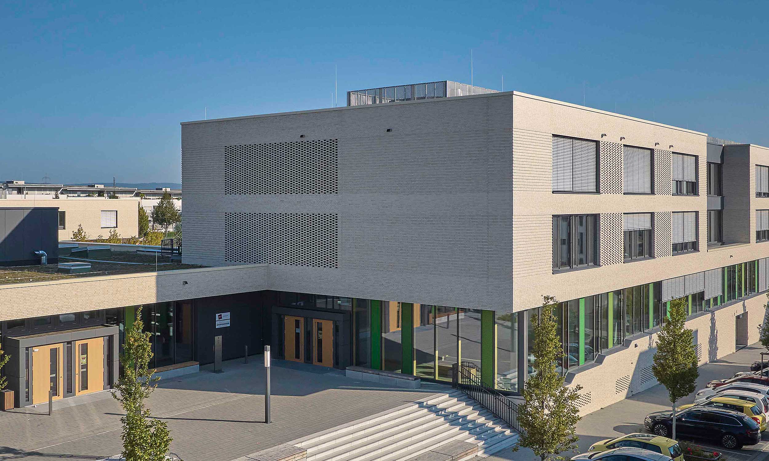 Hellbeige Klinker-Fassade an einer Schule