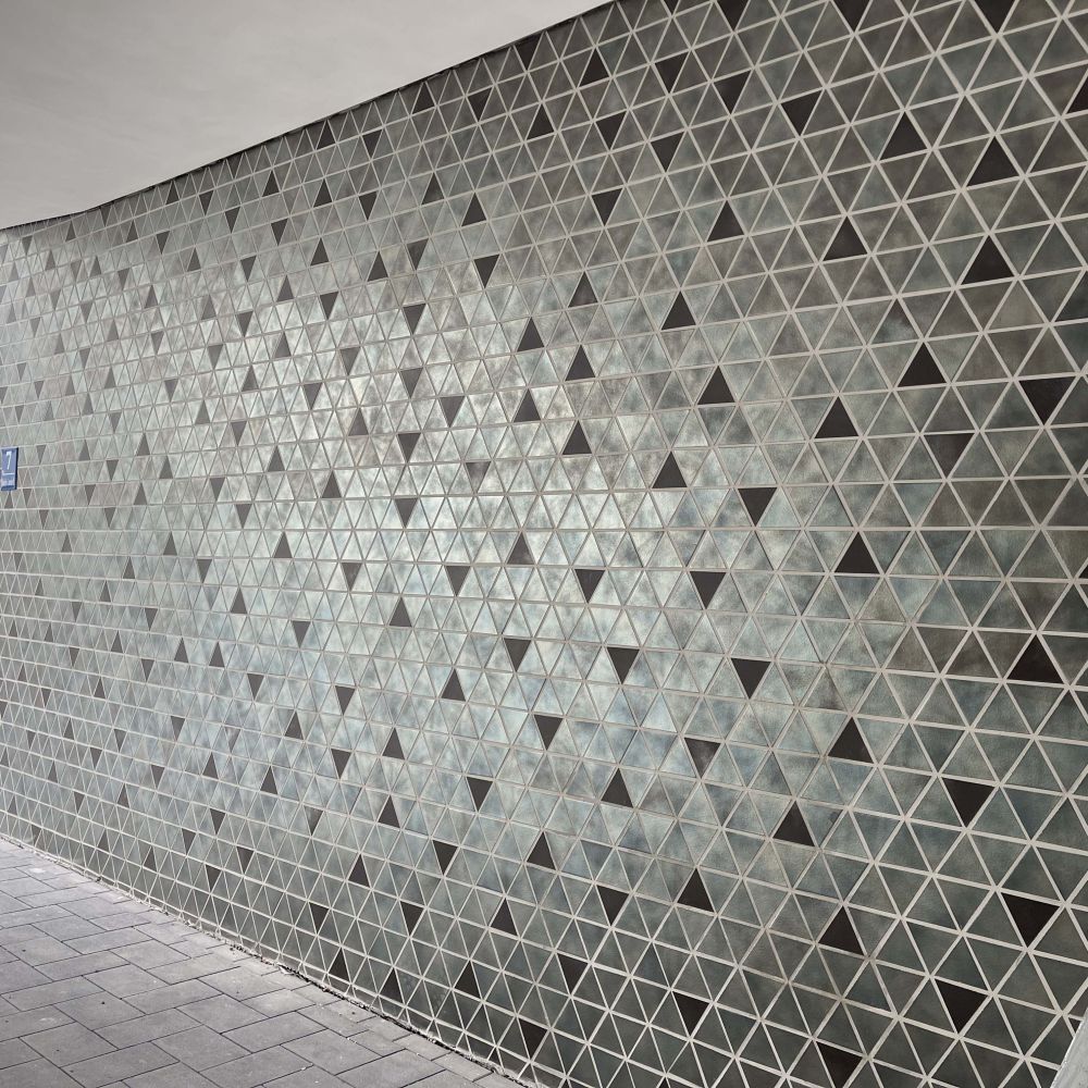 Wohn- und Geschäftsgebäude in München mit Glasur-Keramik / 3D-Keramik von FaBö