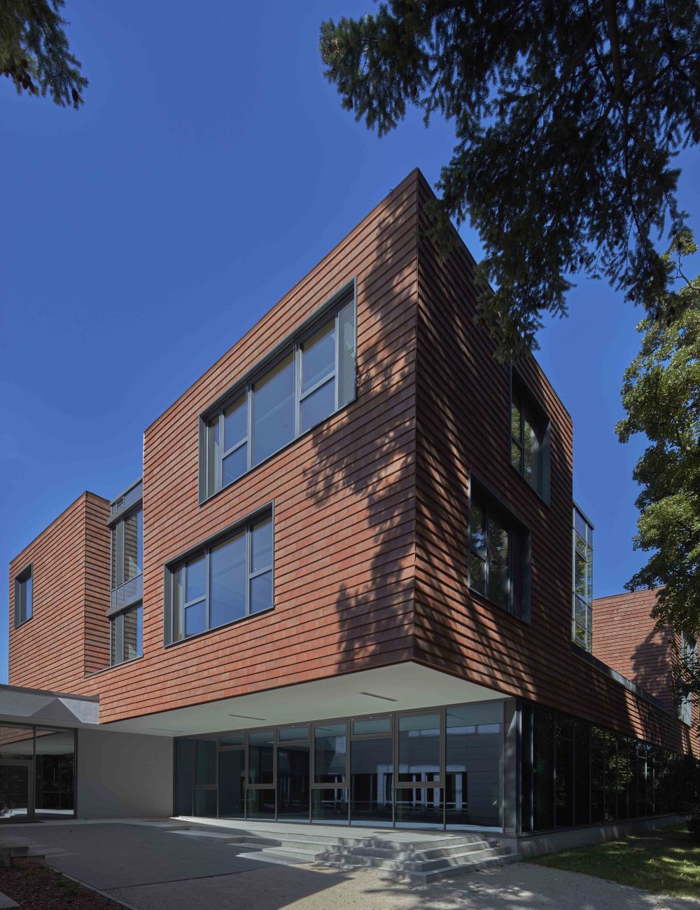 Schule in Heidelberg mit keramischen Fassadenplatten von FaBö