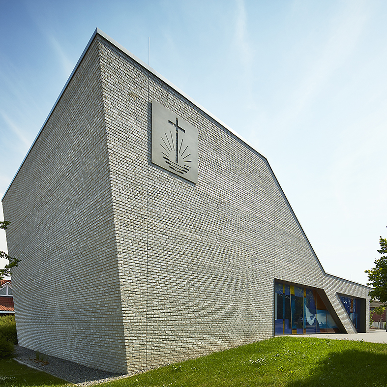 Kirchengebäude in Vöhringen mit Handform-Verblend-Ziegel von FaBö