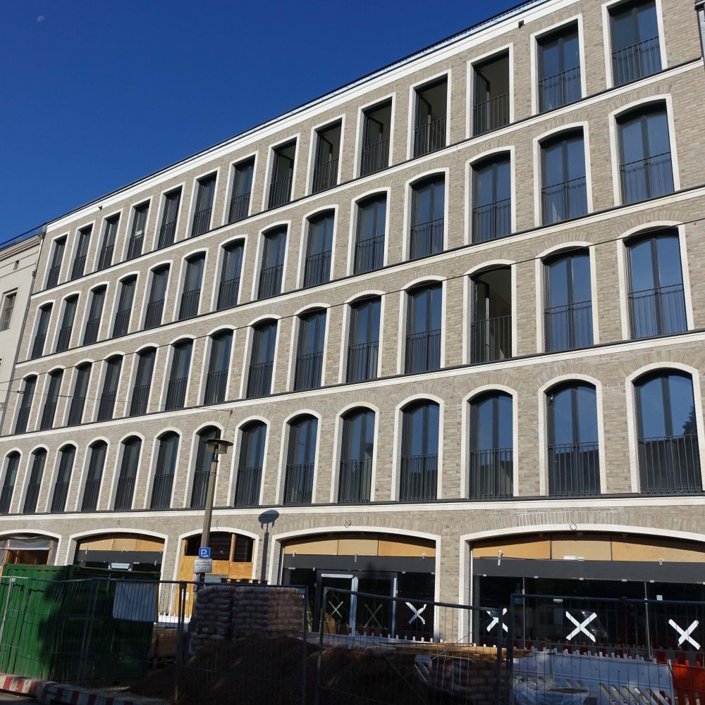 Wohn- und Geschäftshaus in Berlin mit Wasserstrich-Verblend-Ziegel von FaBö