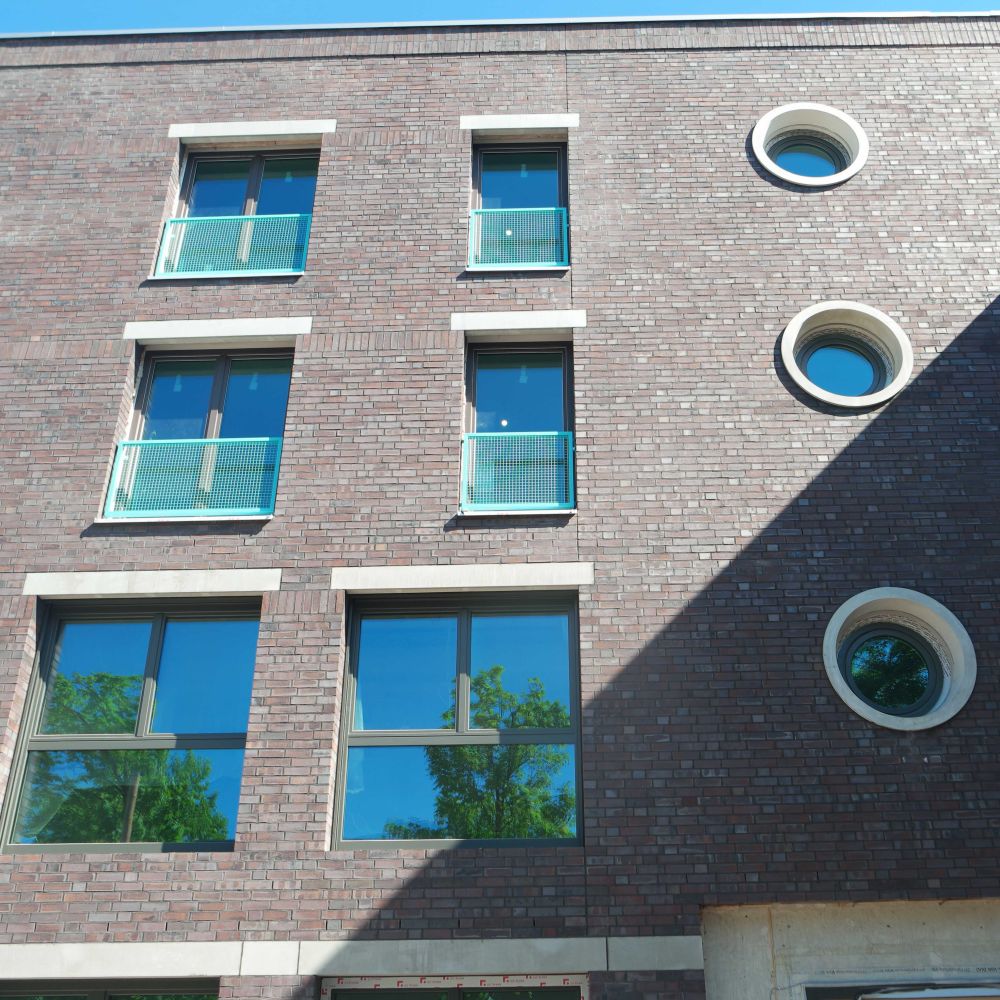 Elternzentrum und Kita in München mit Strangpress-Verblend-Ziegel von FaBö