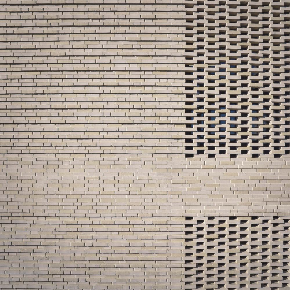 Gesamtschule in Frankfurt mit Strangpress-Verblend-Ziegel von FaBö