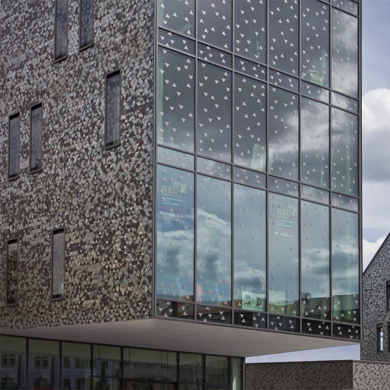 Facharztzentrum in Bonn mit Glasur-Keramik / 3D-Keramik von FaBö