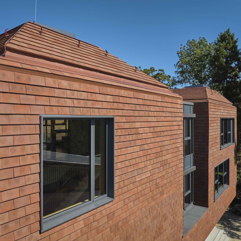 Schule in Heidelberg mit keramischen Fassadenplatten von FaBö