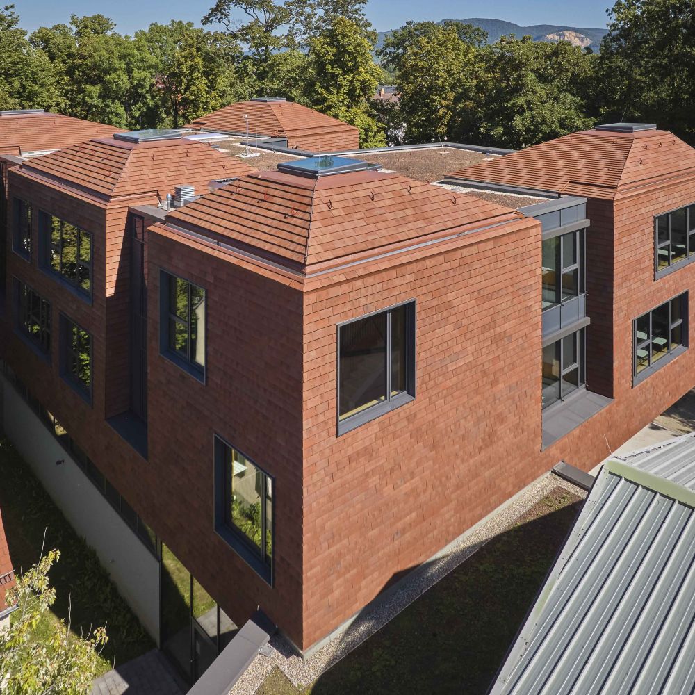Schule in Heidelberg mit keramischen Fassadenplatten von FaBö