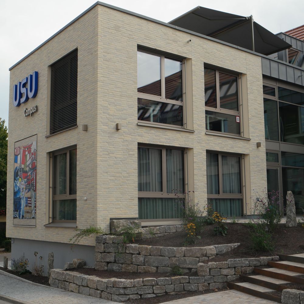 Geschäftsgebäude in Möglingen mit Riemchen von FaBö