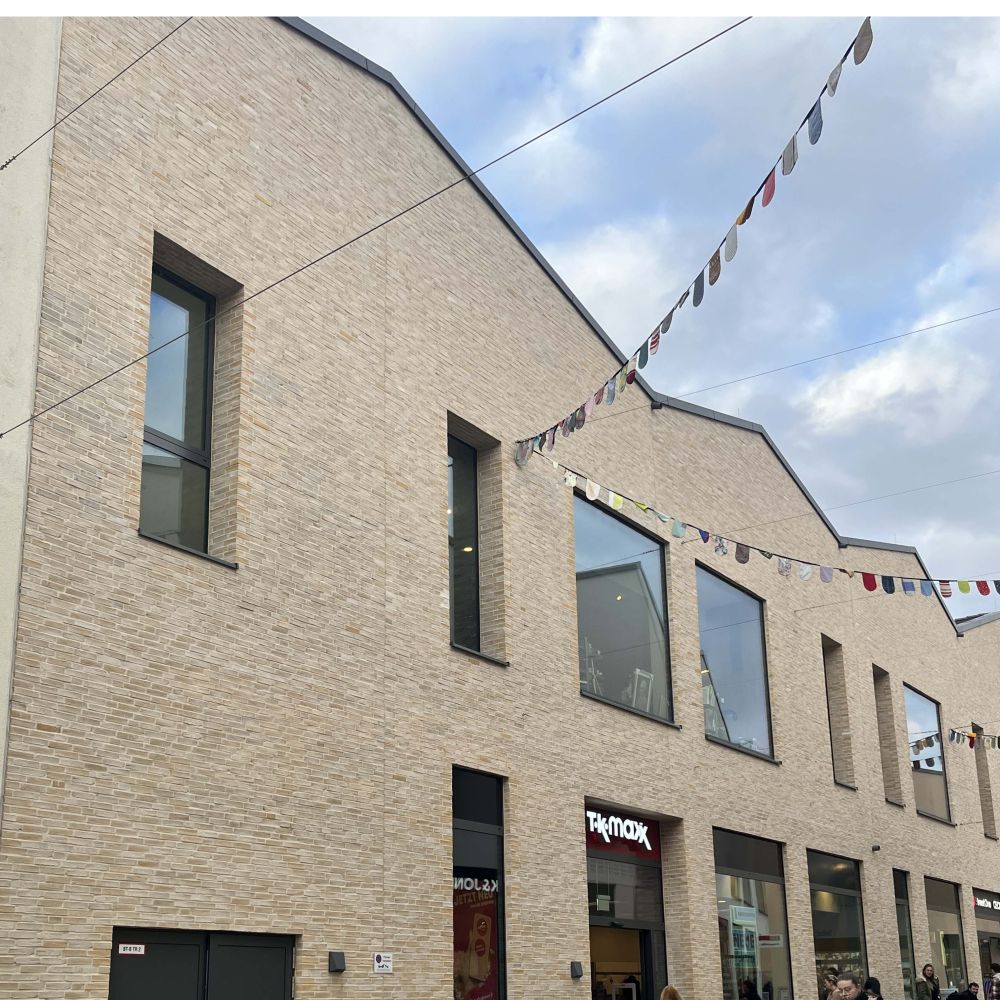 Wohn- und Geschäftskomplex in Offenburg mit Riemchen von FaBö