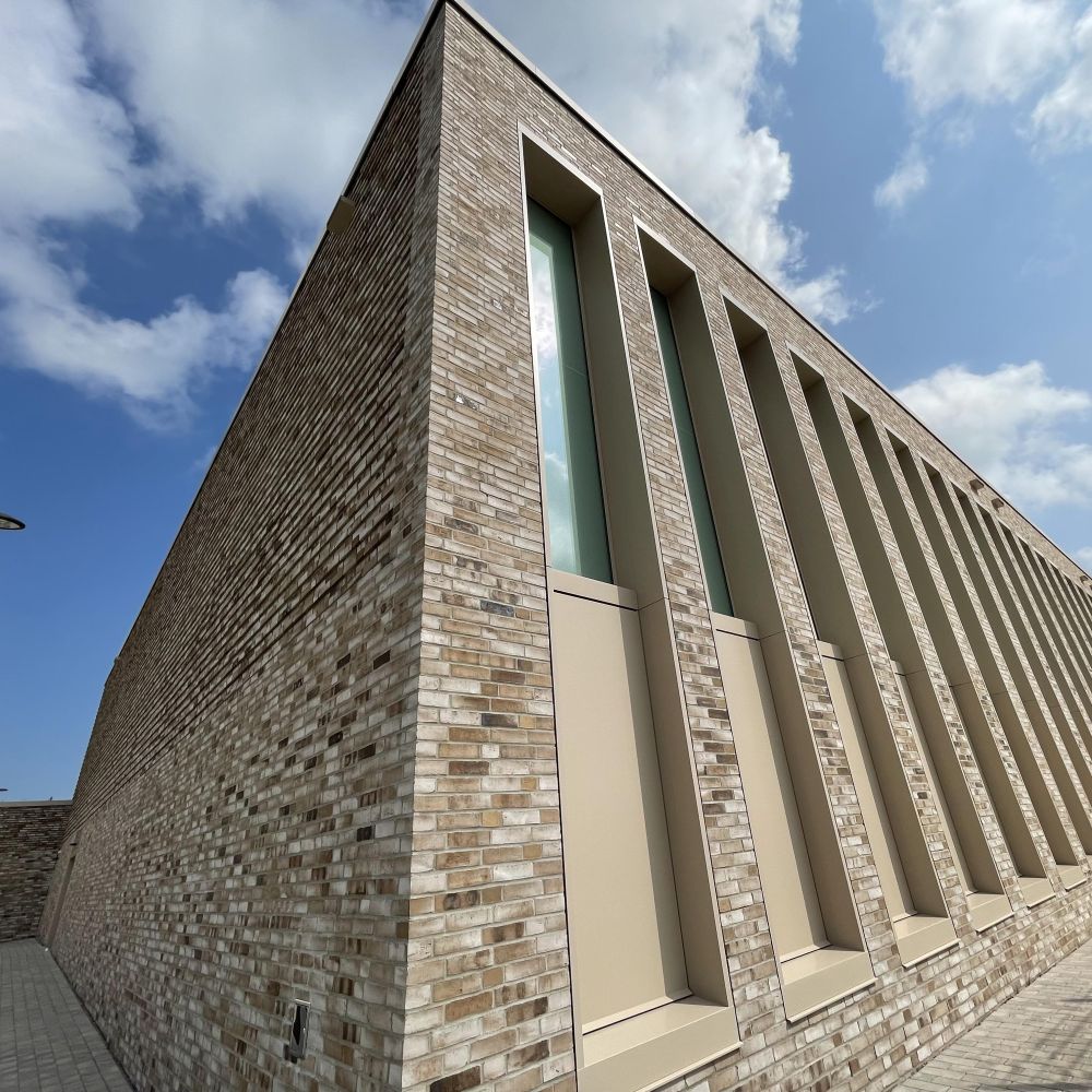 Grundschule mit Sporthalle in Öhringen mit Wasserstrich-Verblend-Ziegel von FaBö