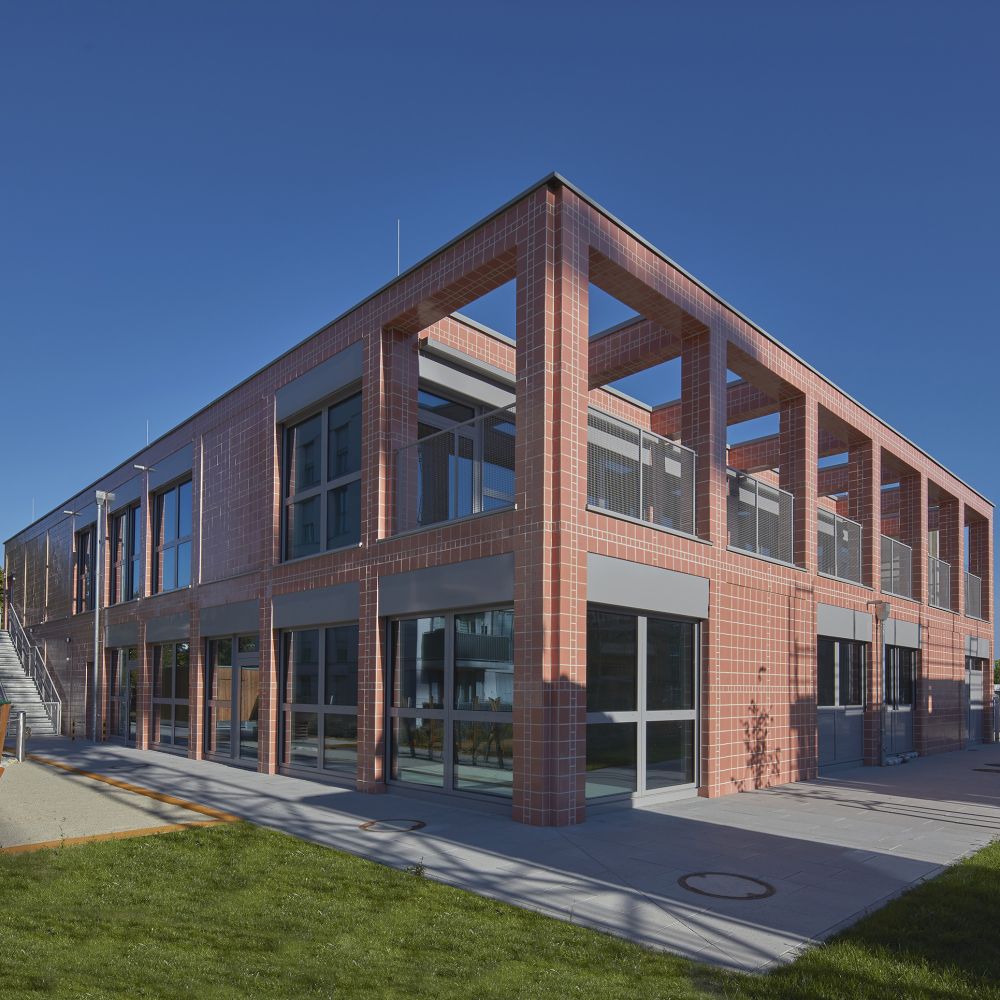 Kita in München mit Glasur-Keramik / 3D-Keramik von FaBö