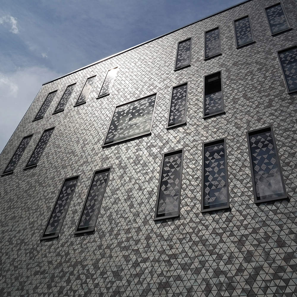 Facharztzentrum in Bonn mit Glasur-Keramik / 3D-Keramik von FaBö