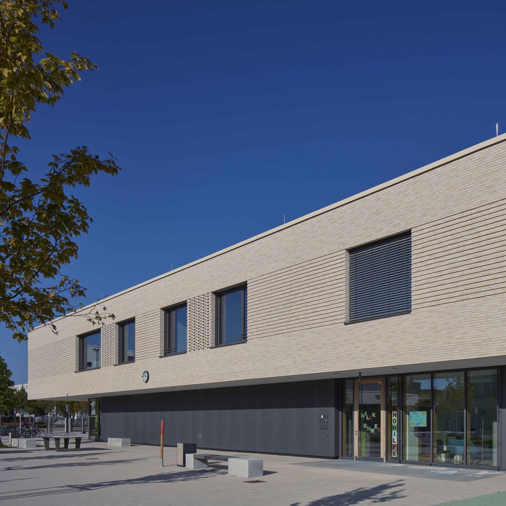 Gesamtschule in Frankfurt mit Strangpress-Verblend-Ziegel von FaBö