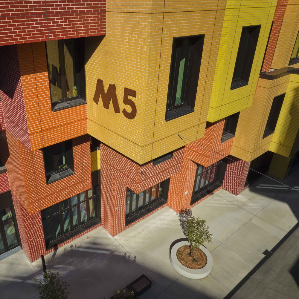 Wohn- und Geschäftshaus in München mit Glasur-Keramik / 3D-Keramik von FaBö