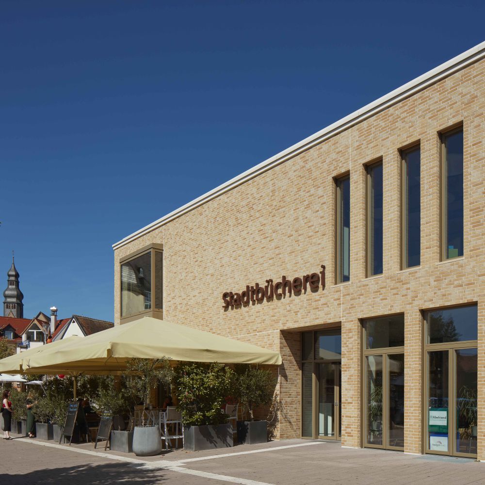 Stadtbücherei und Bank in Hofheim mit Riemchen von FaBö