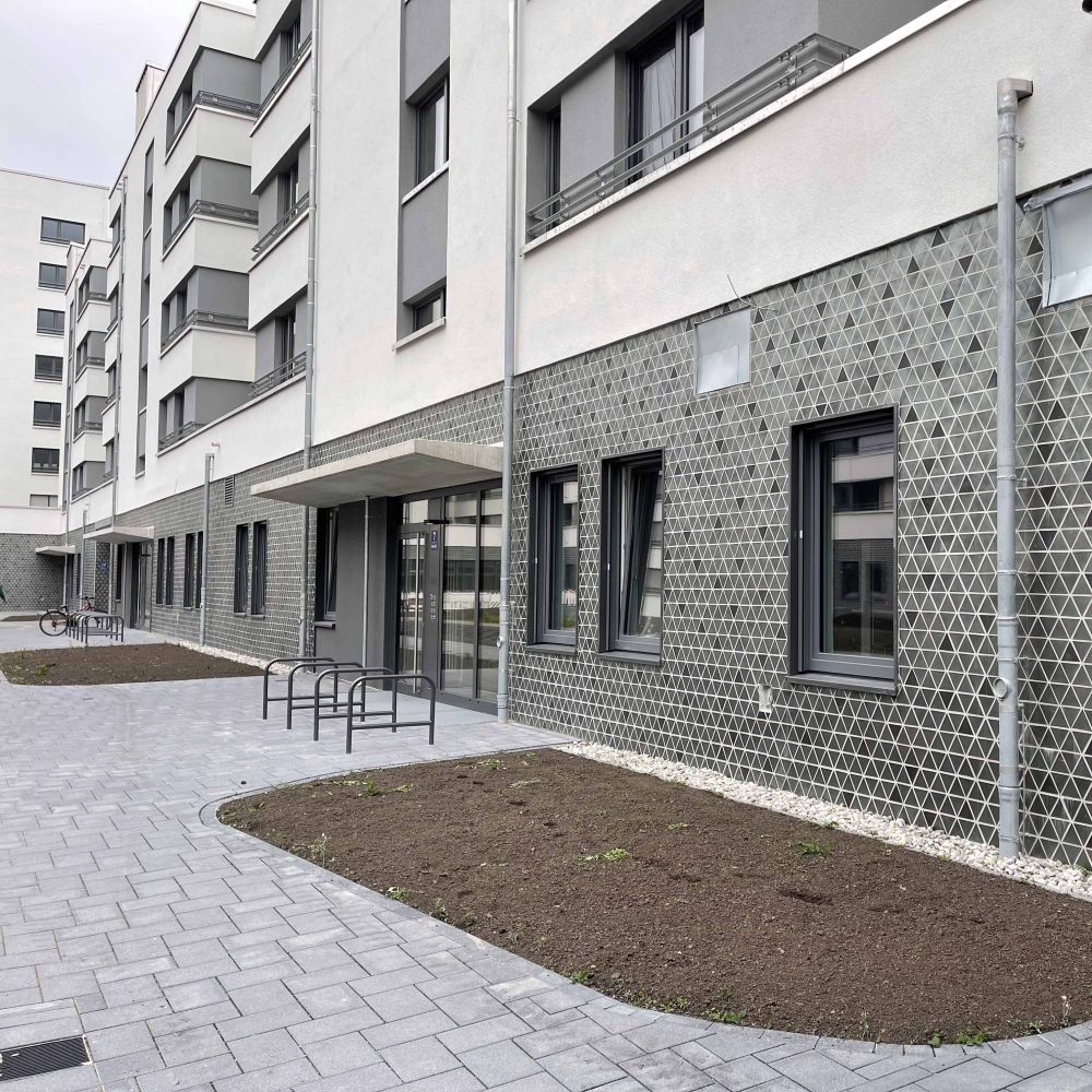 Wohn- und Geschäftsgebäude in München mit Glasur-Keramik / 3D-Keramik von FaBö