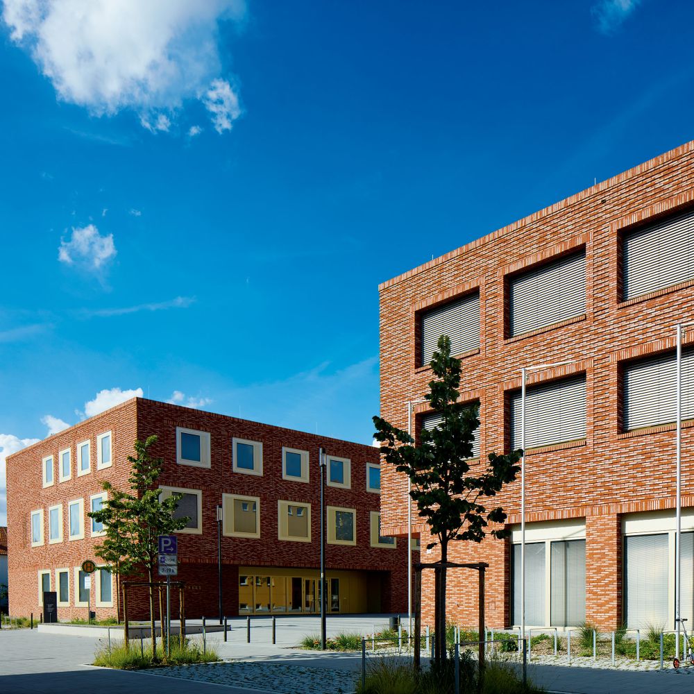 Schule in Neutraubling mit Wasserstrich-Verblend-Ziegel von FaBö