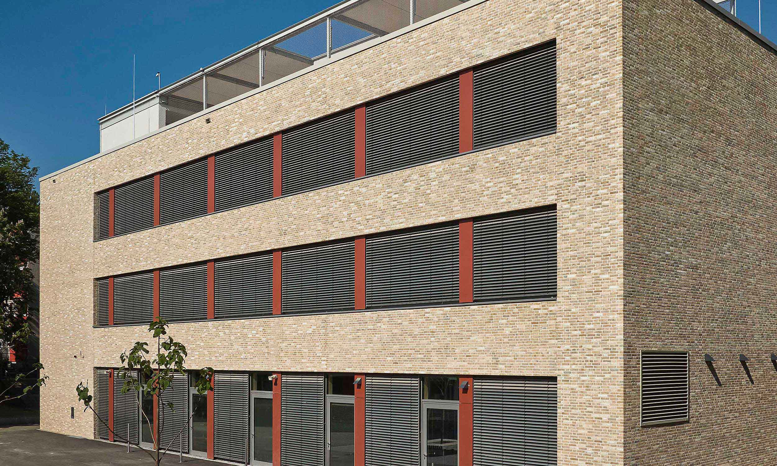 Hellgelbe Klinker-Fassade an einer Schule
