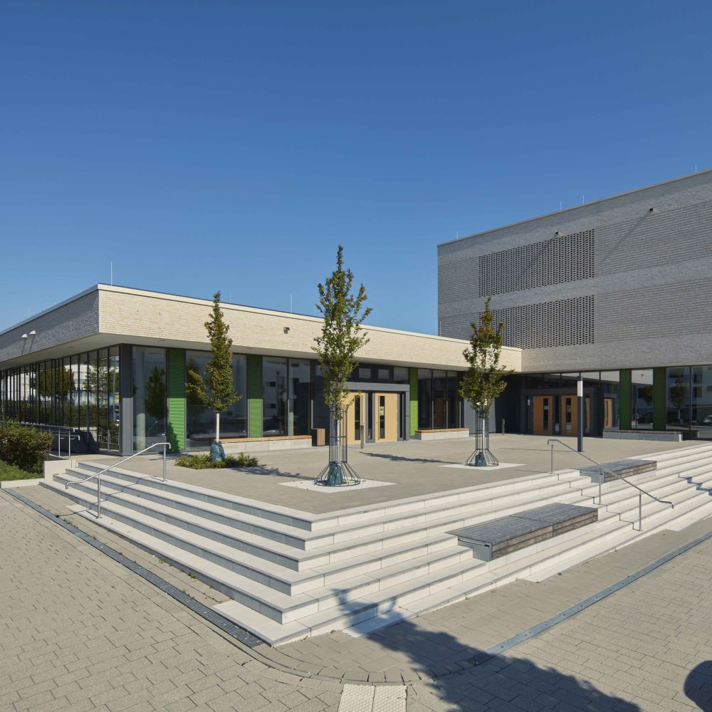 Gesamtschule in Frankfurt mit Strangpress-Verblend-Ziegel von FaBö