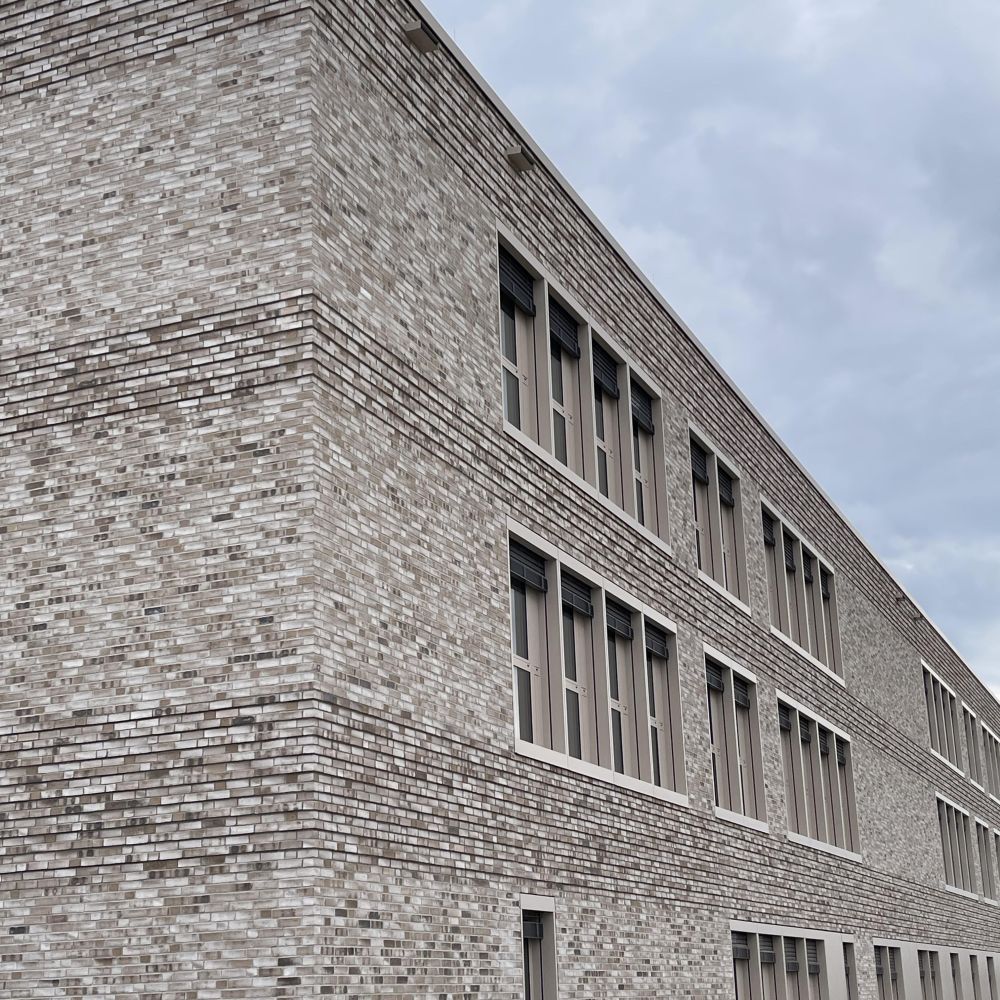 Grundschule mit Sporthalle in Öhringen mit Wasserstrich-Verblend-Ziegel von FaBö