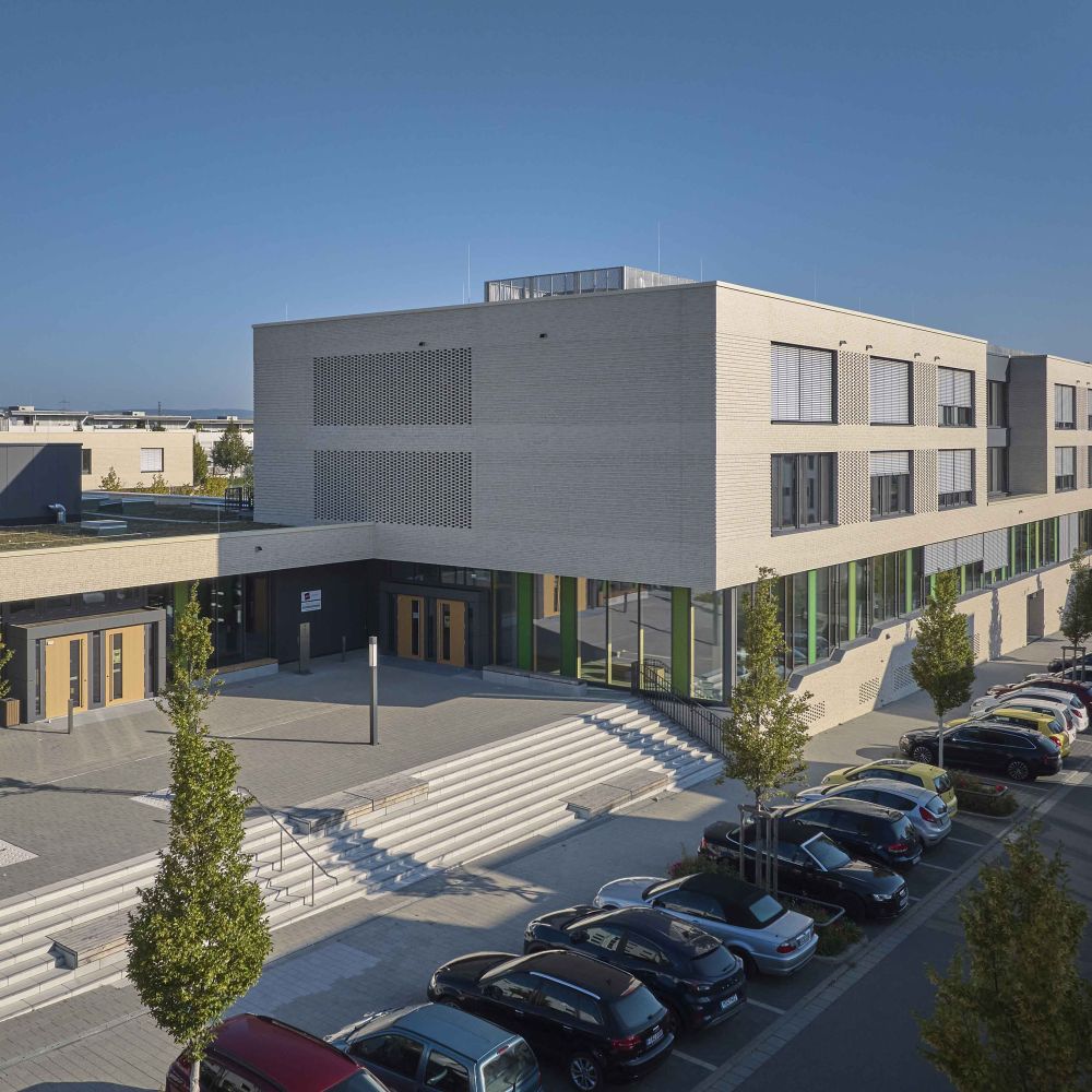 Gesamtschule in Frankfurt mit Strangpress-Verblend-Ziegel von FaBö