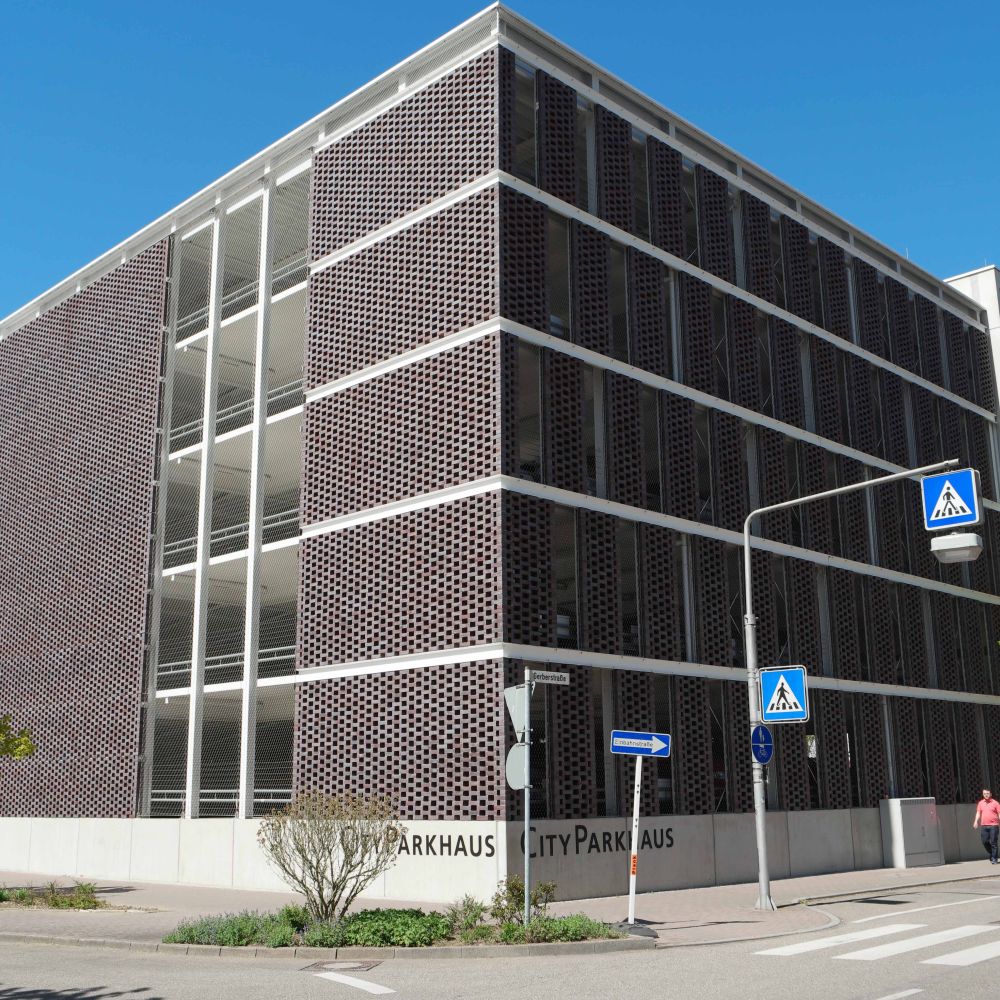 Parkhaus in Backnang mit Wasserstrich-Verblend-Ziegel von FaBö