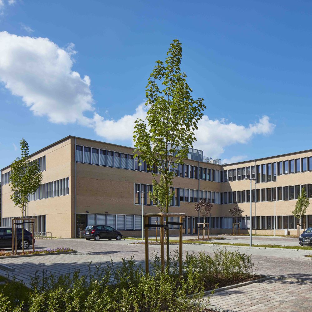 Schule und Sporthalle in Hamburg mit Strangpress-Verblend-Ziegel von FaBö